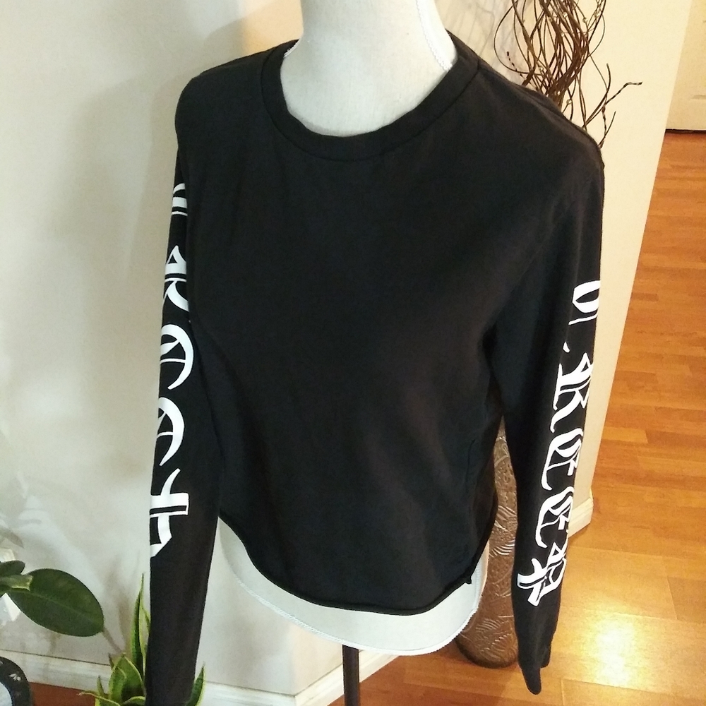 H&M Creed Pullover - Picture 1 of 6